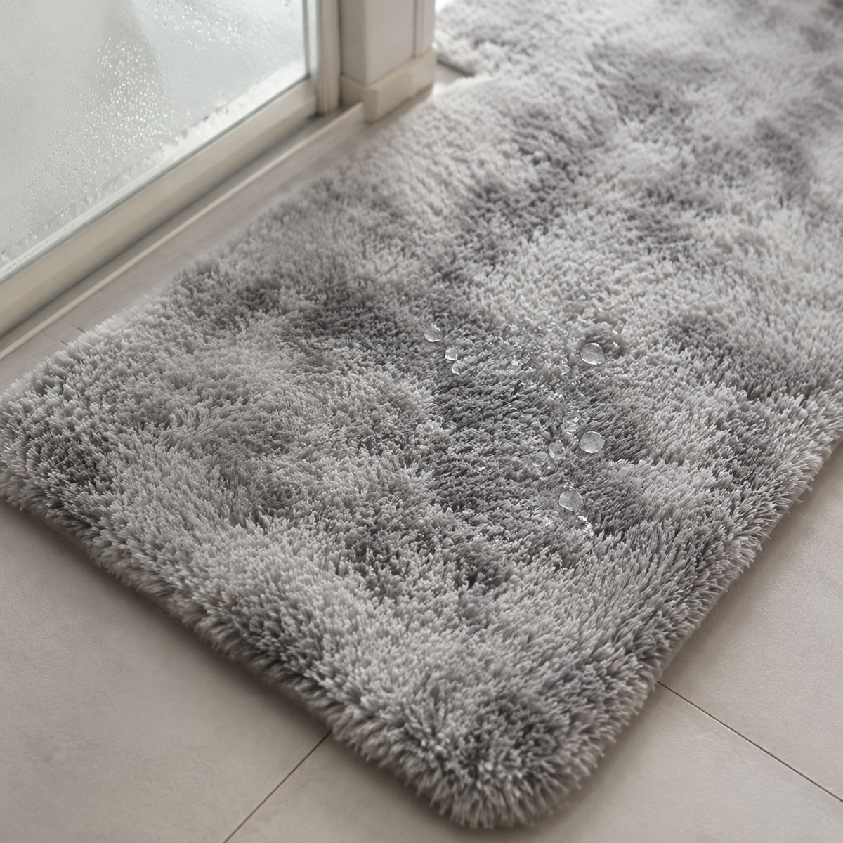 Texture absorbante du tapis de douche d'angle gris à poils longs